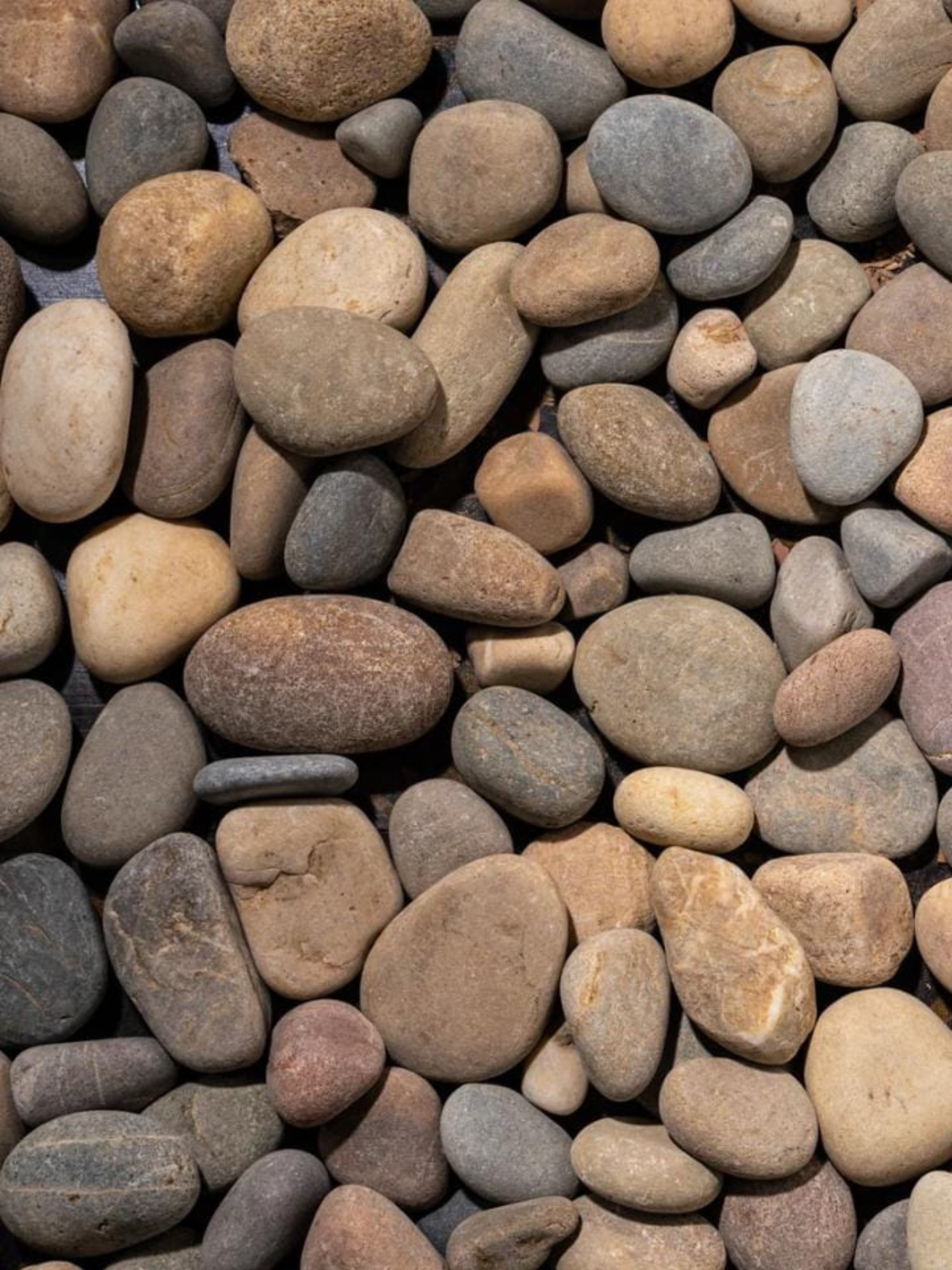 River Pebbles Mix – 20kg Bag (3.5cm x 2.4cm)